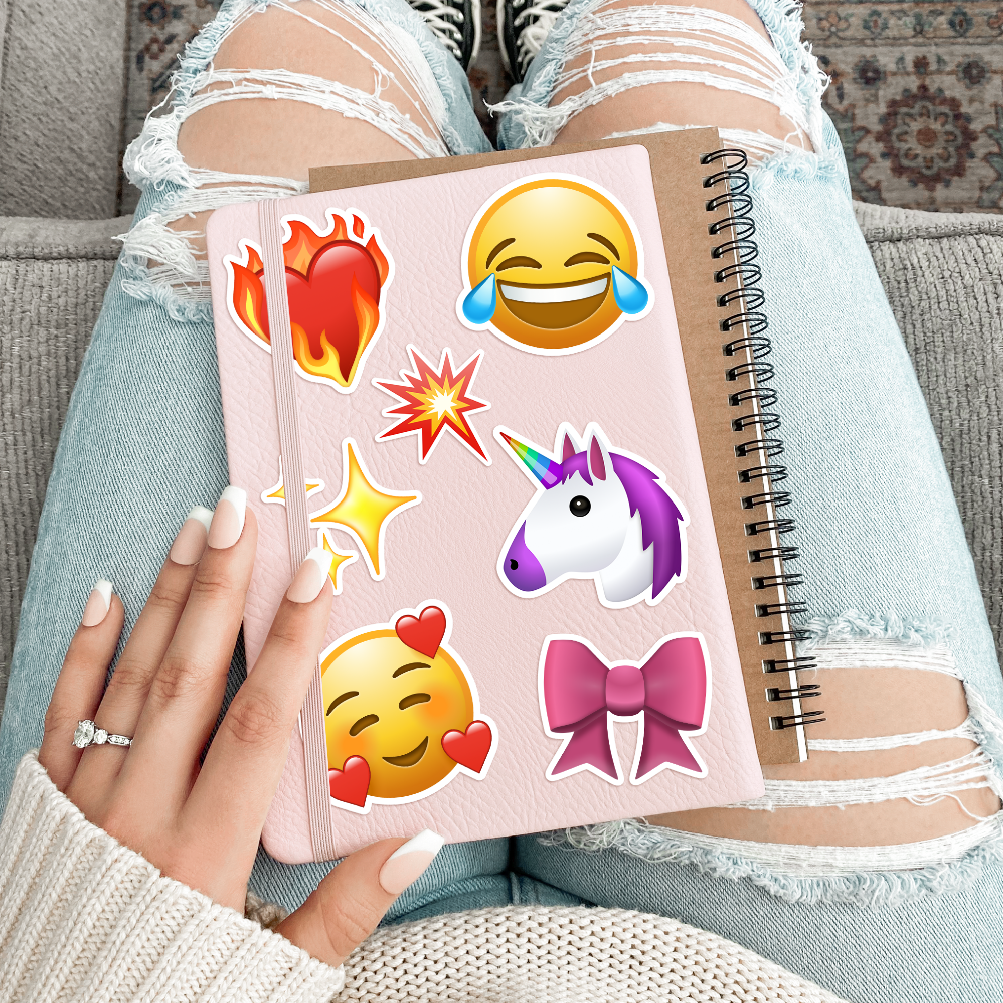 Man Kneeling Facing Right: Medium Skin Tone 🧎🏽‍♂️‍➡️